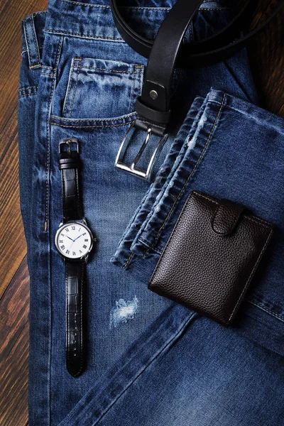 时尚牛仔裤 皮带和棕色背景的手表 — 图库照片