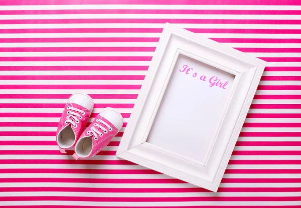 ピンクの背景のフレームと赤ちゃんの Bootees — ストック写真