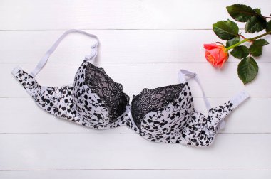 ahşap arka plan üzerinde güzel seksi sütyen