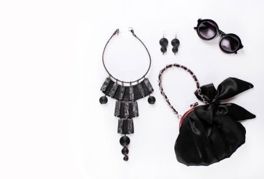 moda, moda çanta, güneş gözlüğü ve beyaz bir arka plan kolye