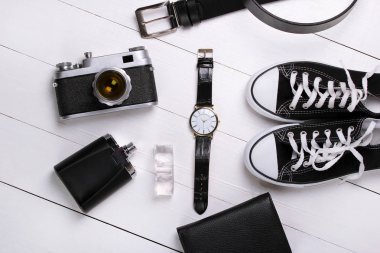 moda. saat, cüzdan, kemer, Köln, spor ayakkabı ve ahşap arka plan üzerinde eski fotoğraf makinesi