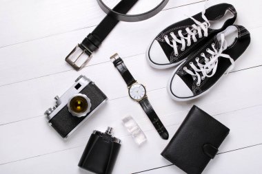 moda. saat, cüzdan, kemer, Köln, spor ayakkabı ve ahşap arka plan üzerinde eski fotoğraf makinesi