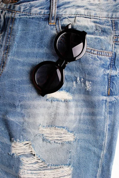 Jeans Moda Con Gafas Sol Sobre Fondo Blanco — Foto de Stock