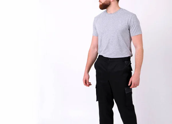 Moda Tişört Pantolon Giyen Genç Bir Adam Beyaz Bir Arka — Stok fotoğraf