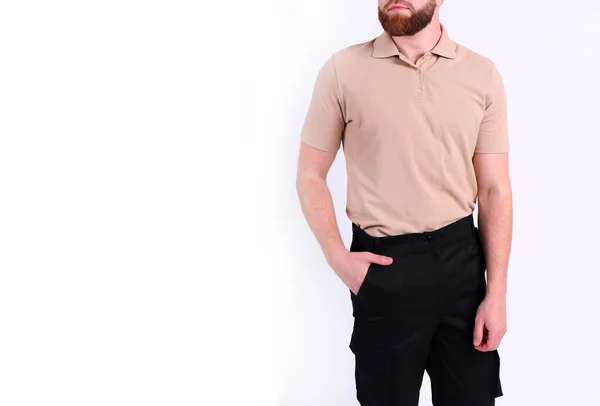Moda Tişört Pantolon Giyen Genç Bir Adam Beyaz Bir Arka — Stok fotoğraf
