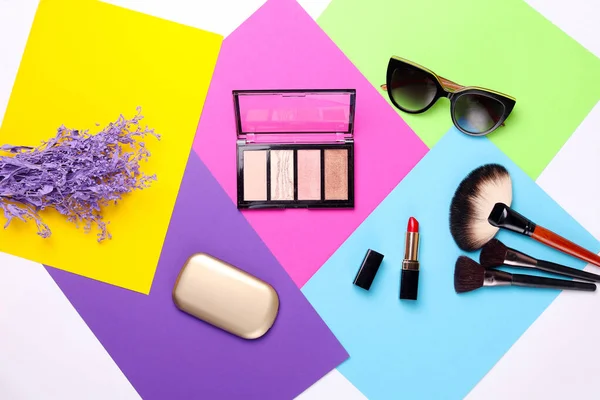 Mode Kosmetik Lippenstift Rouge Und Sonnenbrille Auf Schönem Hintergrund — Stockfoto
