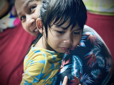 Mutlu anne ve oğul güneşe boyun eğ. Mutlu anne günü.