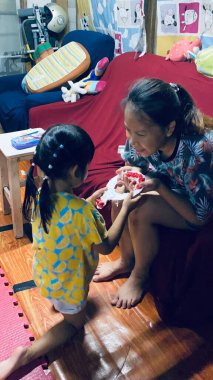 Mutlu anne ve oğul güneşe boyun eğ. Mutlu anne günü.