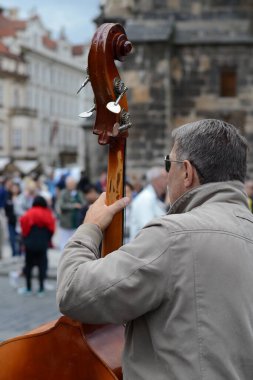 Prag 'da eski bir basçı.