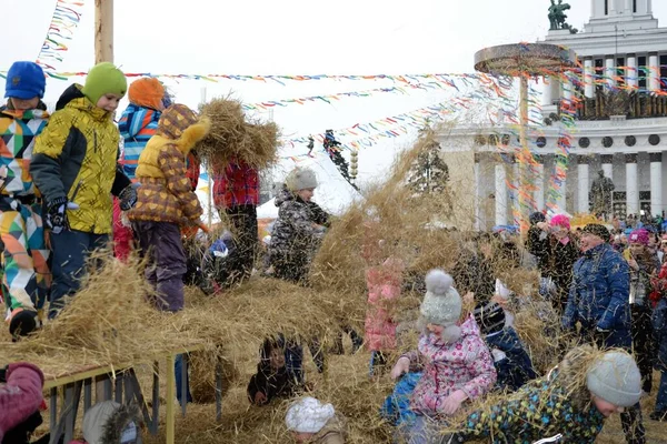 Maslenitsa Günü 'nde çocukların saman savaşı (Paskalya öncesi karnaval). Moskova, Sergi Merkezi.