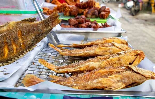 Chiang Mai marketinde bir tepside taze su balığı..