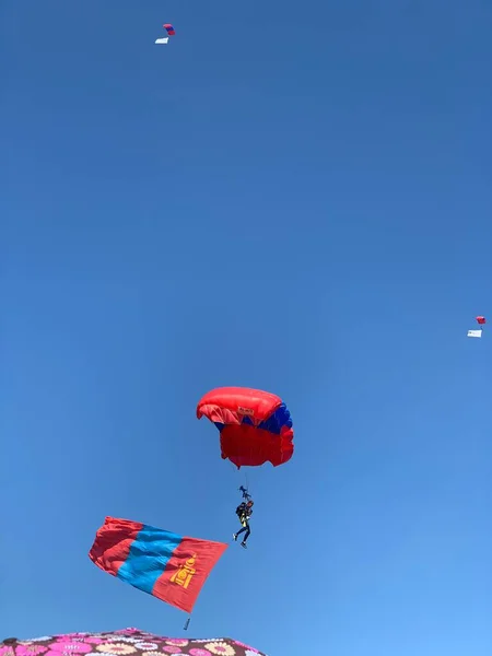 Paracadute Sotto Cielo Blu — Foto Stock