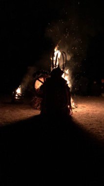 Gece yarısı havai fişekli şaman