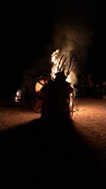 Gece yarısı havai fişekli şaman