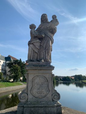 Taş köprünün üzerindeki heykel 