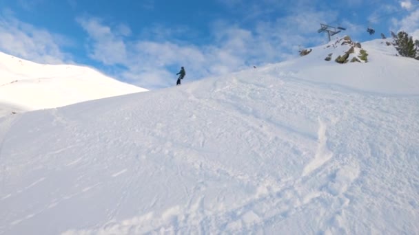 Gerakan Lambat Seorang Pemain Ski Wanita Menuruni Lereng Ski Jatuh — Stok Video