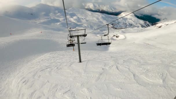 Top View Chairlift Going Snowy Mountain Sunny Winter Day Spanish — Stock Video