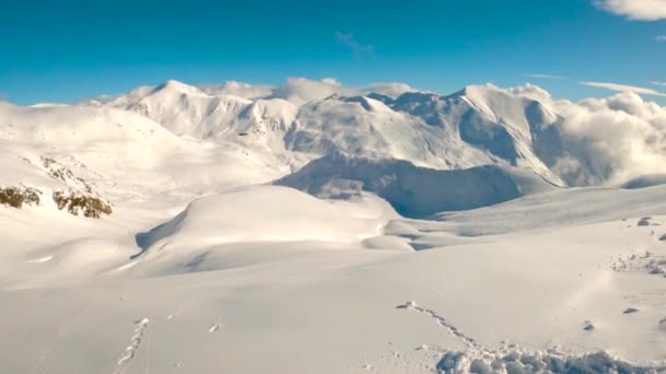 在阳光明媚的冬日 在西班牙的比利牛斯 纵观多雪的西班牙山脉全景 — 图库视频影像