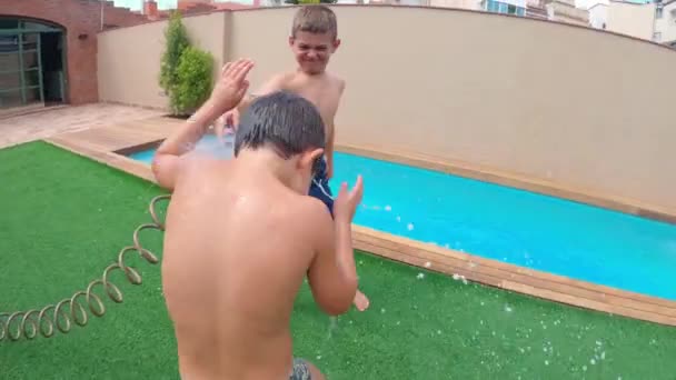 Dos Niños Felices Jugando Jardín Junto Piscina Con Una Manguera — Vídeo de stock