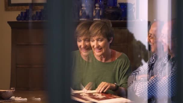快乐的老夫妇看着旧照片 看他们的旧婚纱照册 想起了过去 成熟的爱情室内 — 图库视频影像