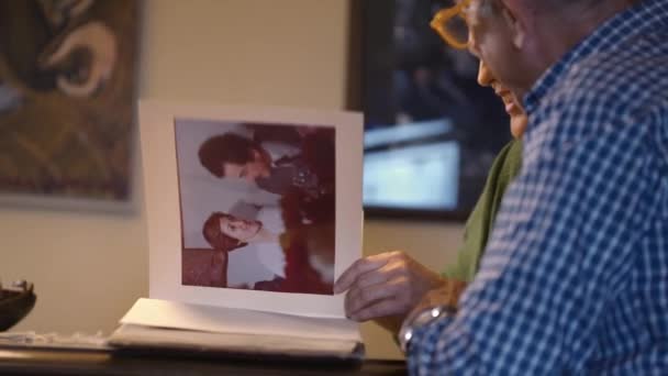 Pareja Cariñosa Abuelos Mira Viejo Álbum Fotos Boda Recordando Pasado — Vídeo de stock