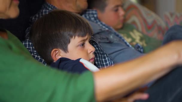 Primer Plano Niño Años Viendo Televisión Sentado Sofá Con Los — Vídeo de stock