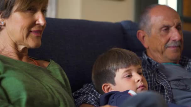 Blisko Dziadków Wnuka Siedzącego Kanapie Oglądającego Telewizję Domowe Chwile Przytulnym — Wideo stockowe