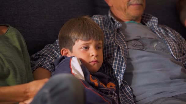 Primo Piano Bambino Preoccupato Anni Guardando Televisione Impostazione Sul Divano — Video Stock