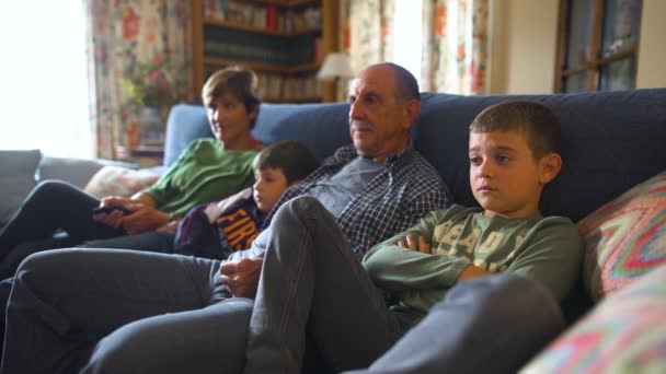 Avós Netos Sentados Sofá Sala Estar Assistindo Televisão Momentos Casa — Vídeo de Stock