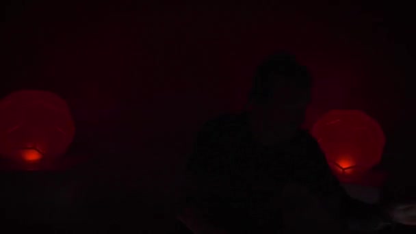 Чоловічий Джей Весело Грає Технічну Музику Дискотеці Блимає Строб Світло — стокове відео