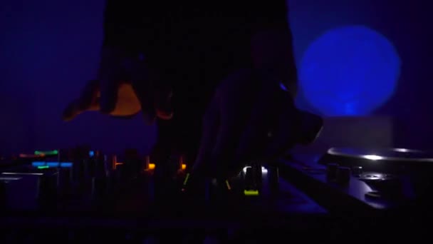 Viajando Tracking Shot Close Macho Disc Jockey Hands Playing Music — Vídeo de stock