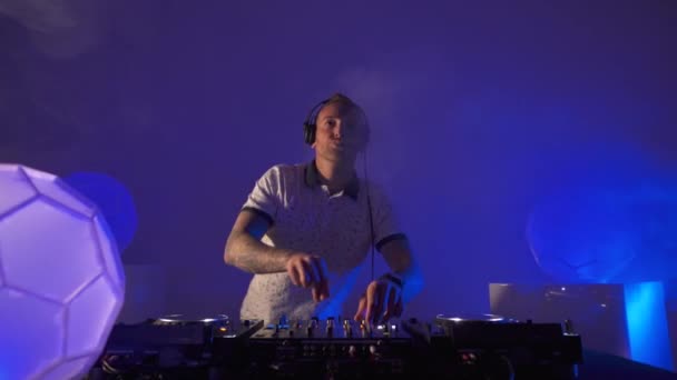 Tracking Shot Happy Caucásico Macho Disc Jockey Bailando Mientras Toca — Vídeo de stock