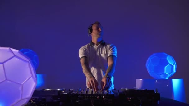 Tracking Shot Serious Caucásico Macho Disc Jockey Tocando Música Una — Vídeo de stock