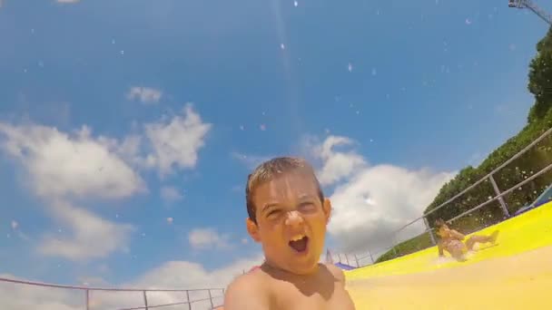 Impresionante Vista Selfie Niño Caucásico Feliz Años Que Divierte Deslizándose — Vídeo de stock