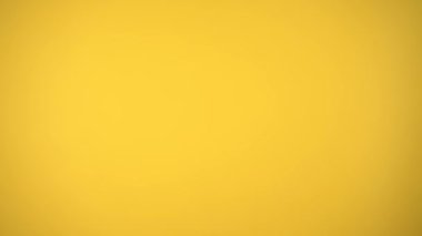 Renkli sarı bir arka planda muzları gösteren bir kadın eli..