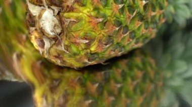 Bir ananasın CU detayı. Dikey panoramik çekim.