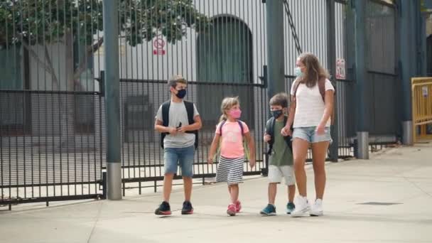 Børn Med Beskyttende Ansigtsmaske Går Ned Gaden Foran Skole Studerende – Stock-video