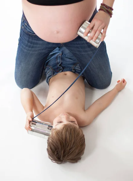 Běloch Snaží Poslouchat Břiše Těhotné Ženy Plechovkou Telefonu Syn Lehl — Stock fotografie