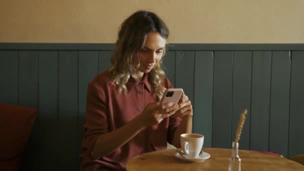Piękna Blondynka Robiąca Zdjęcia Filiżanki Kawy Smartfonem Pisząca Potem Smsy — Wideo stockowe