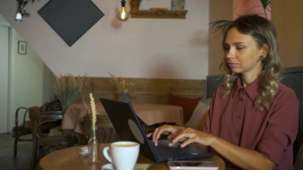 Mulher Sorridente Trabalhando Com Laptop Uma Cafeteria Pagando Com Telefone — Vídeo de Stock