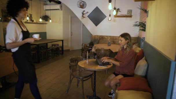 Mulher Negócios Caucasiana Jovem Trabalhando Com Laptop Uma Cafeteria Enquanto — Vídeo de Stock