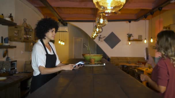 Pagamento Sem Contato Com Telefone Celular Balcão Bar Restaurante Jovem — Vídeo de Stock