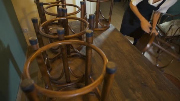 Egy Közeli Fotót Amin Székeket Tesznek Asztalra Egy Étterem Ebédlőjében — Stock videók