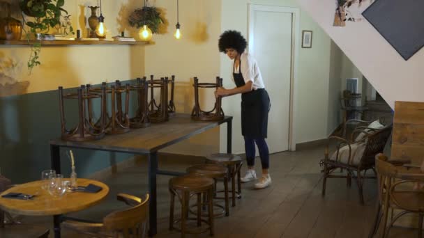 Empregada Cansada Usando Avental Colocando Cadeiras Restaurante Mesa Empregado Preparando — Vídeo de Stock
