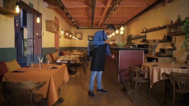 Afro Amerikalı Garson Yemek Odasını Süpürgeyle Süpürüyor Önlüklü Restoran Personeli — Stok video