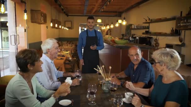 Leende Senior Man Sitter Bordet Med Vänner Betalar Med Smarttelefon — Stockvideo