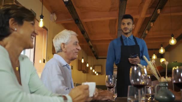 Hombre Mayor Con Pelo Gris Sentado Una Mesa Restaurante Con — Vídeo de stock