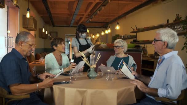 Elinde Menü Olan Dört Son Sınıf Öğrencisi Bir Restoranda Yemek — Stok video