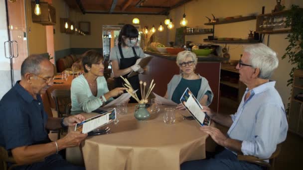 Τέσσερις Ηλικιωμένοι Μενού Στα Χέρια Παραγγέλνουν Φαγητό Εστιατόριο Νεαρή Σερβιτόρα — Αρχείο Βίντεο