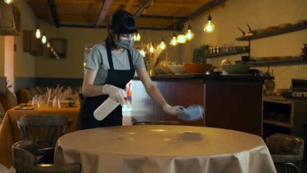 Kelnerka Nosząca Maskę Chirurgiczną Rękawiczki Sprzątająca Stoły Restauracji Sprayem Dezynfekcji — Wideo stockowe